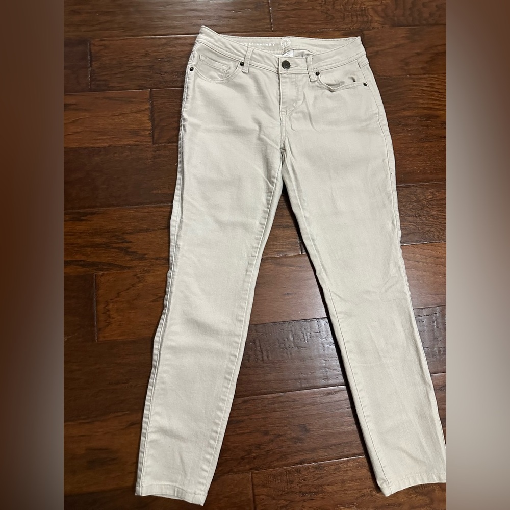 Women’s w62 Signature cream stretch jeans. Size 6
